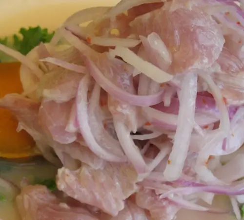 Qué lleva el ceviche de pescado y cómo hacerlo, estilo peruano