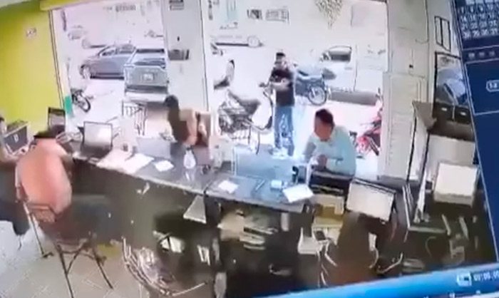 #Video: Vato Dispara En Tienda De Uruapan Y Deja 4 Heridos