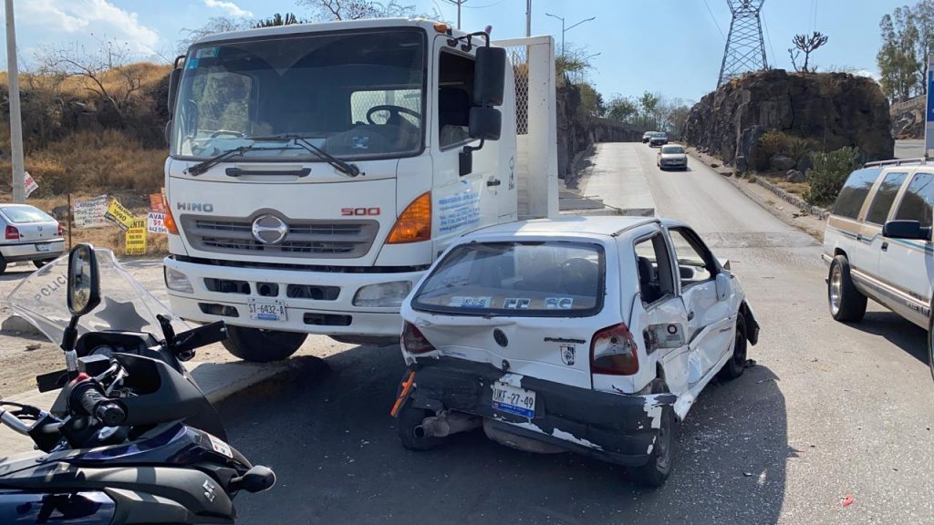 Camión provoca carambola en Av. Pirineos