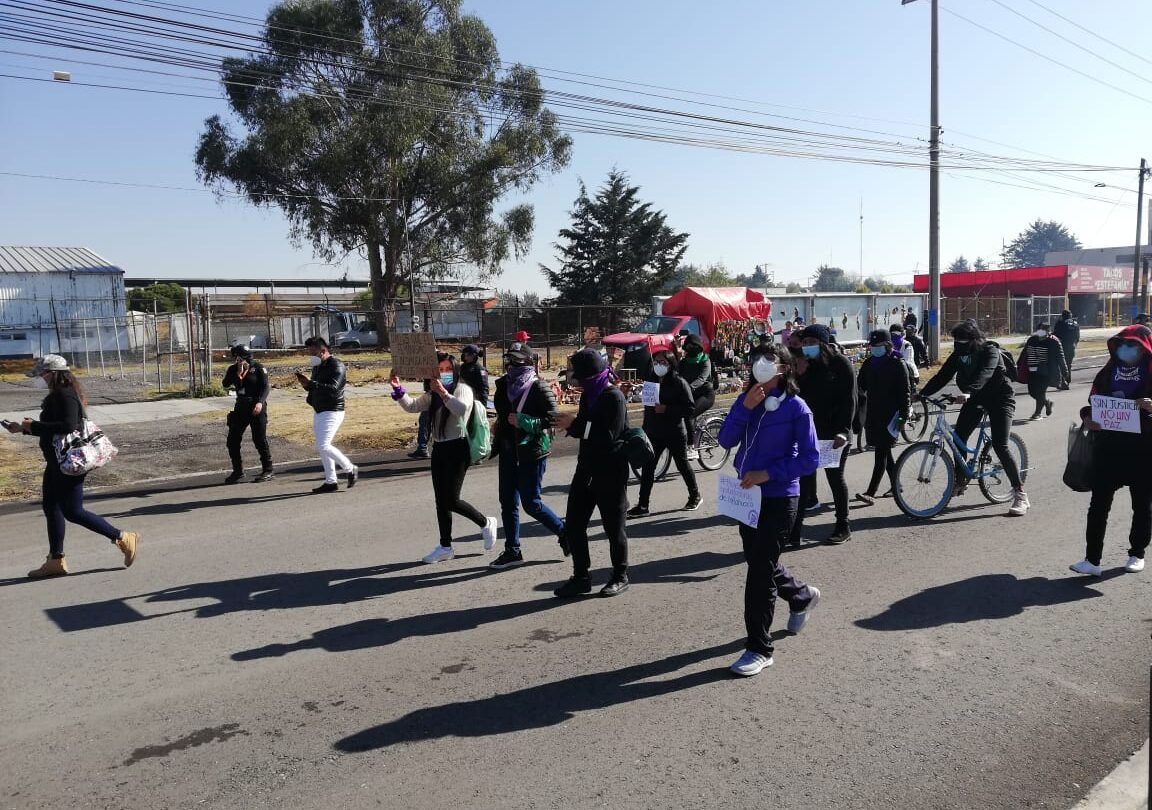 Marchan mujeres para que las dejen vender en Ixtlahuaca |