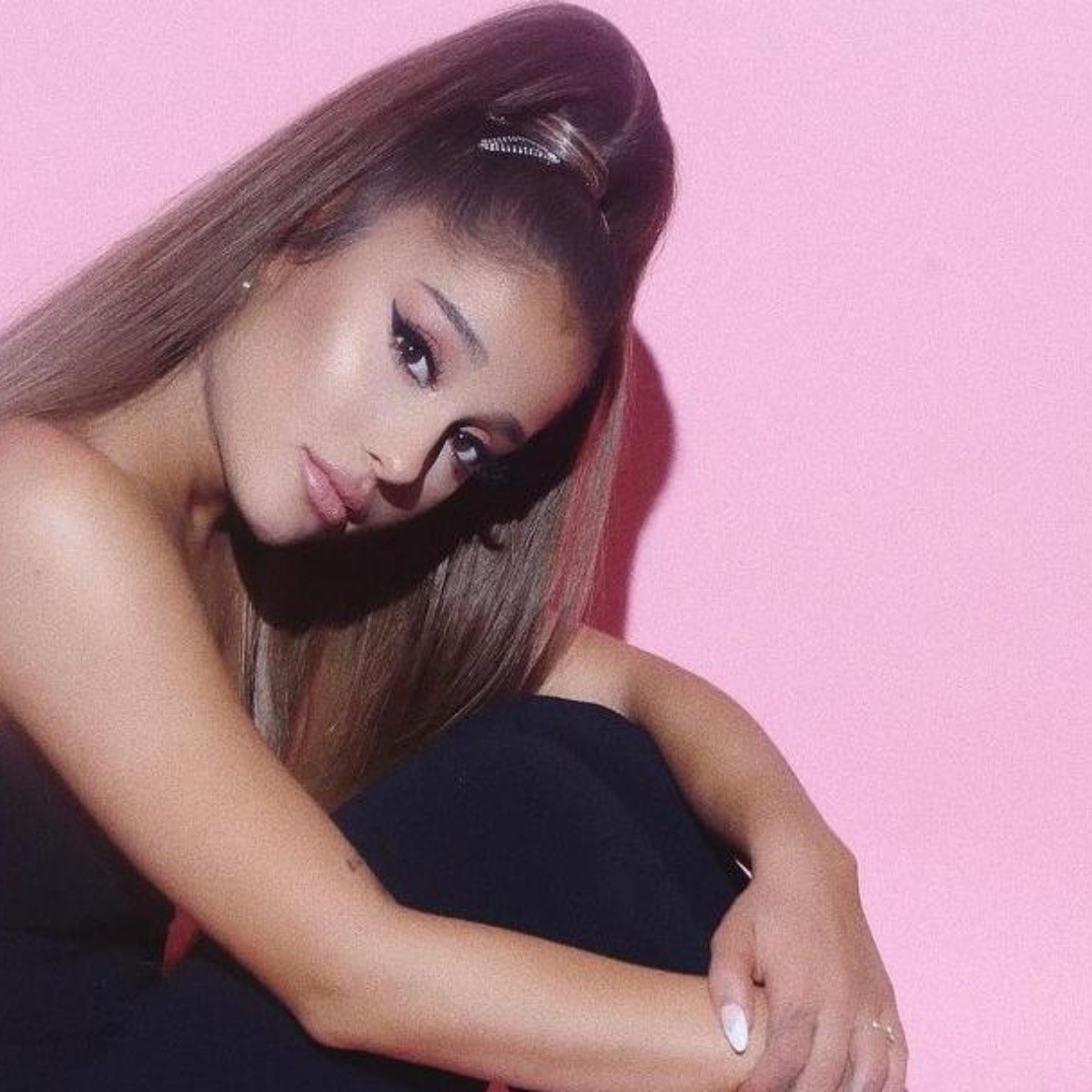 Ariana Grande reúne al talento femenino por el Día de la Mujer