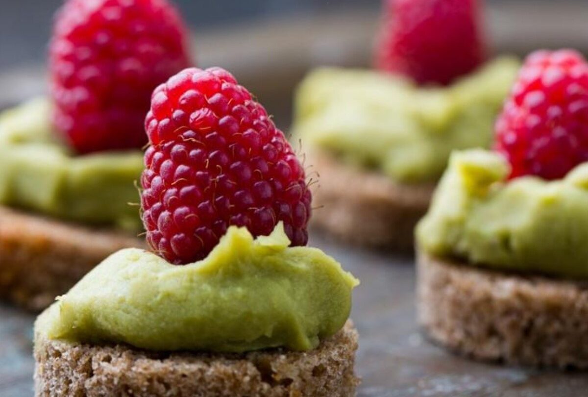 Canapés con mousse de aguacate y frambuesas para botana gourmet |