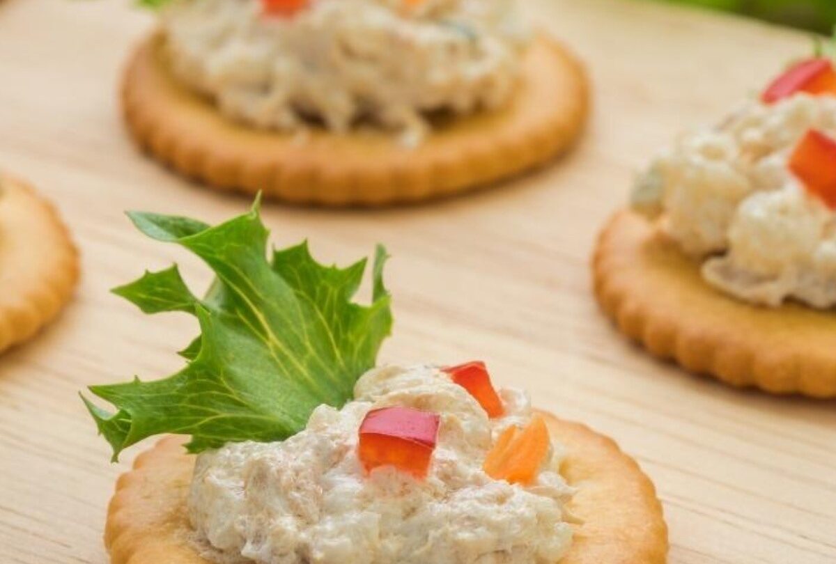 Galletas con atún mayonesa lechuga y pimientos para botanear |