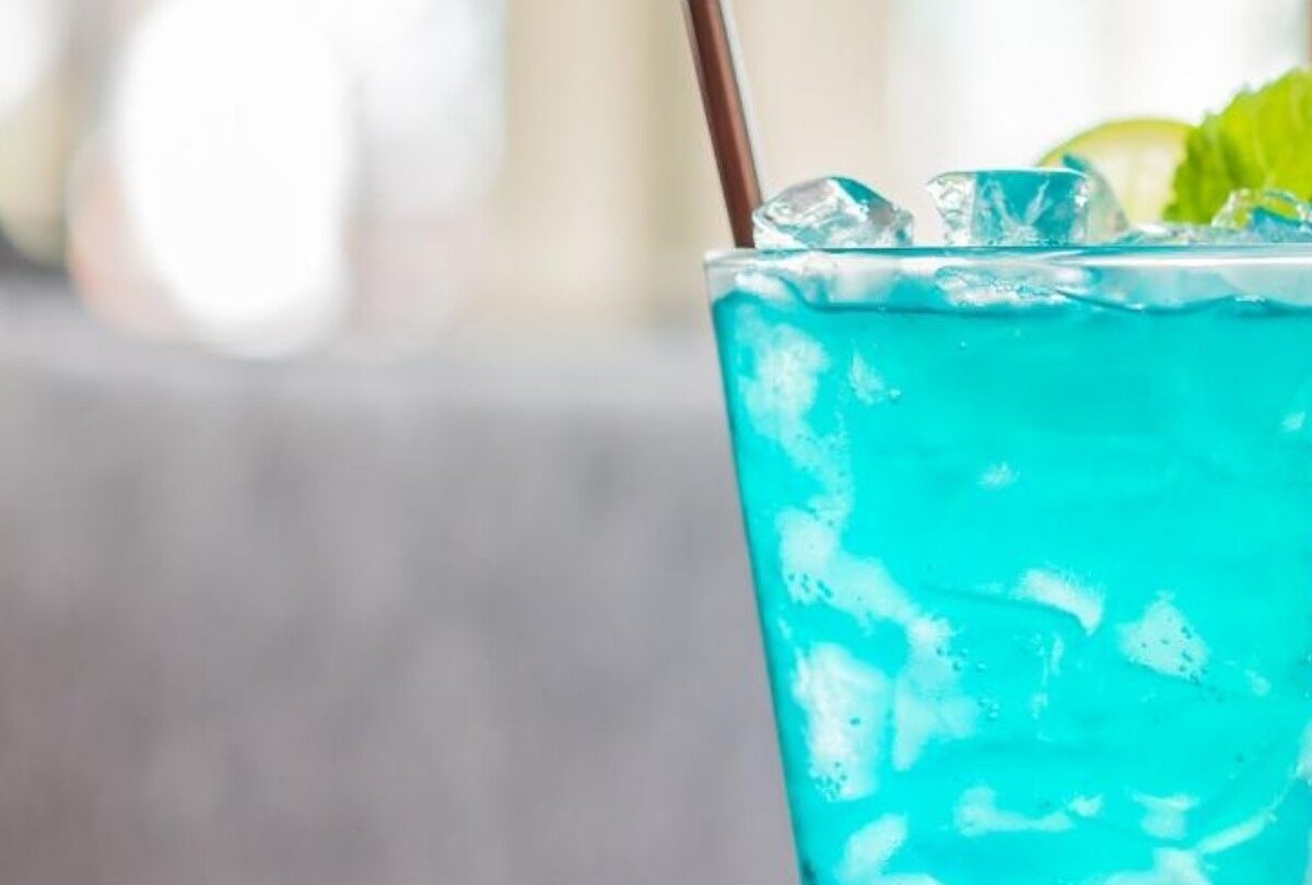 Cómo preparar pitufos con y sin alcohol bebida hecha con boost |