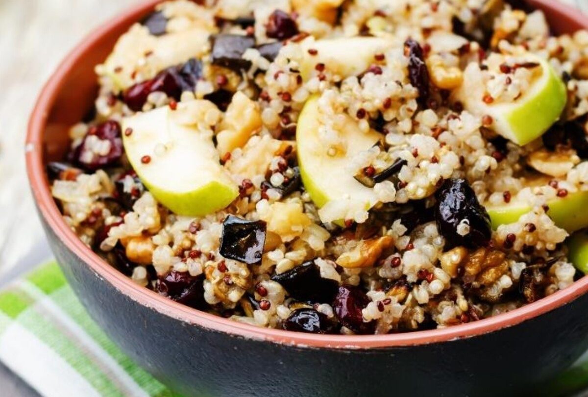 Ensalada de quinoa con manzana arándanos y nueces receta saludable |