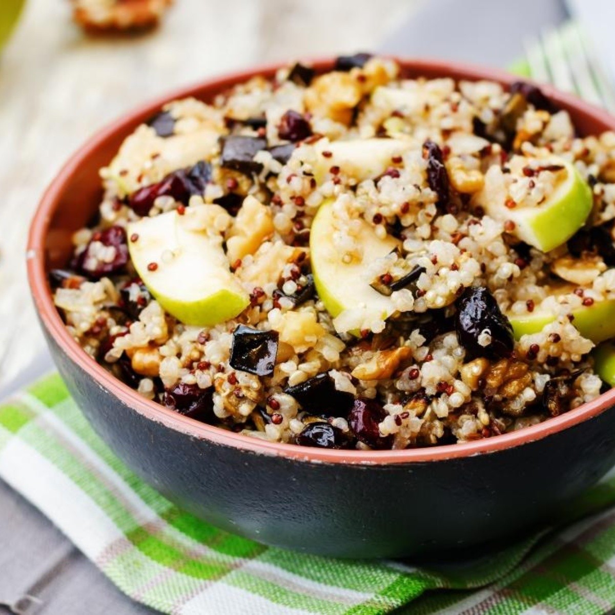 Ensalada de quinoa con manzana, arándanos y nueces, receta saludable