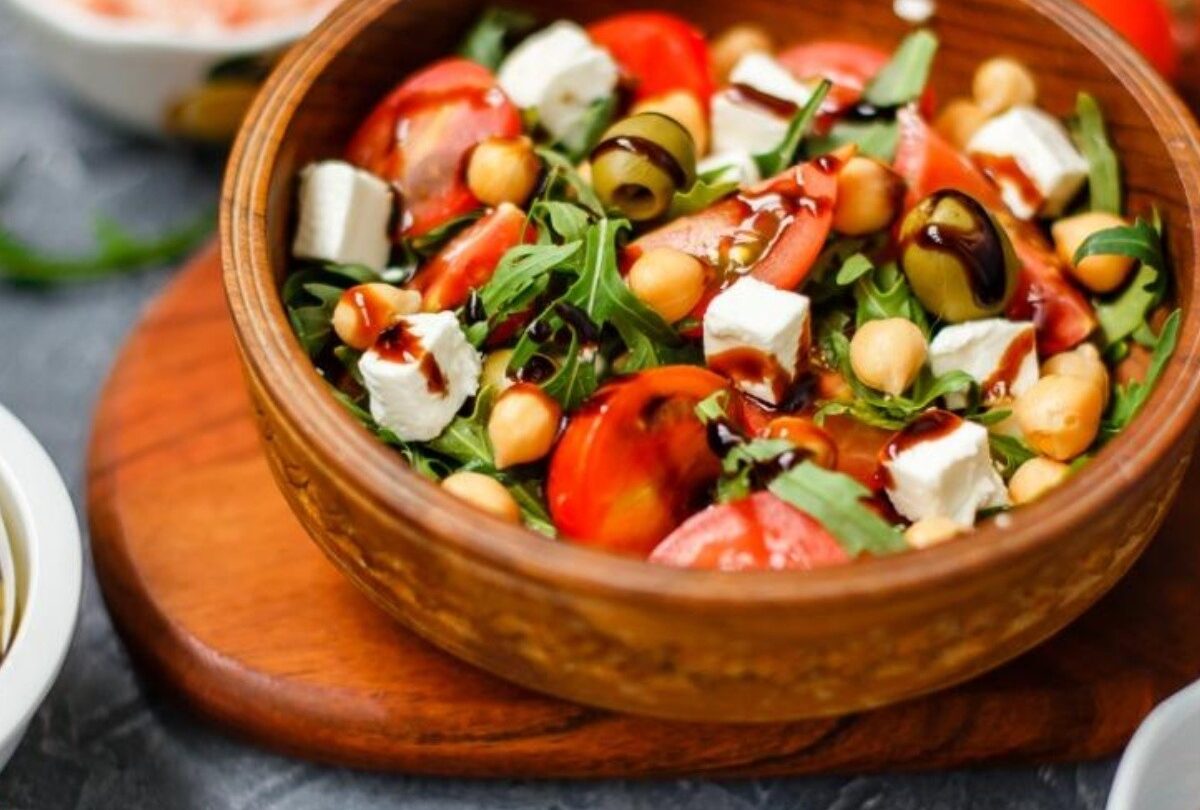 Ensalada de garbanzos con queso y aceitunas baja en grasas |