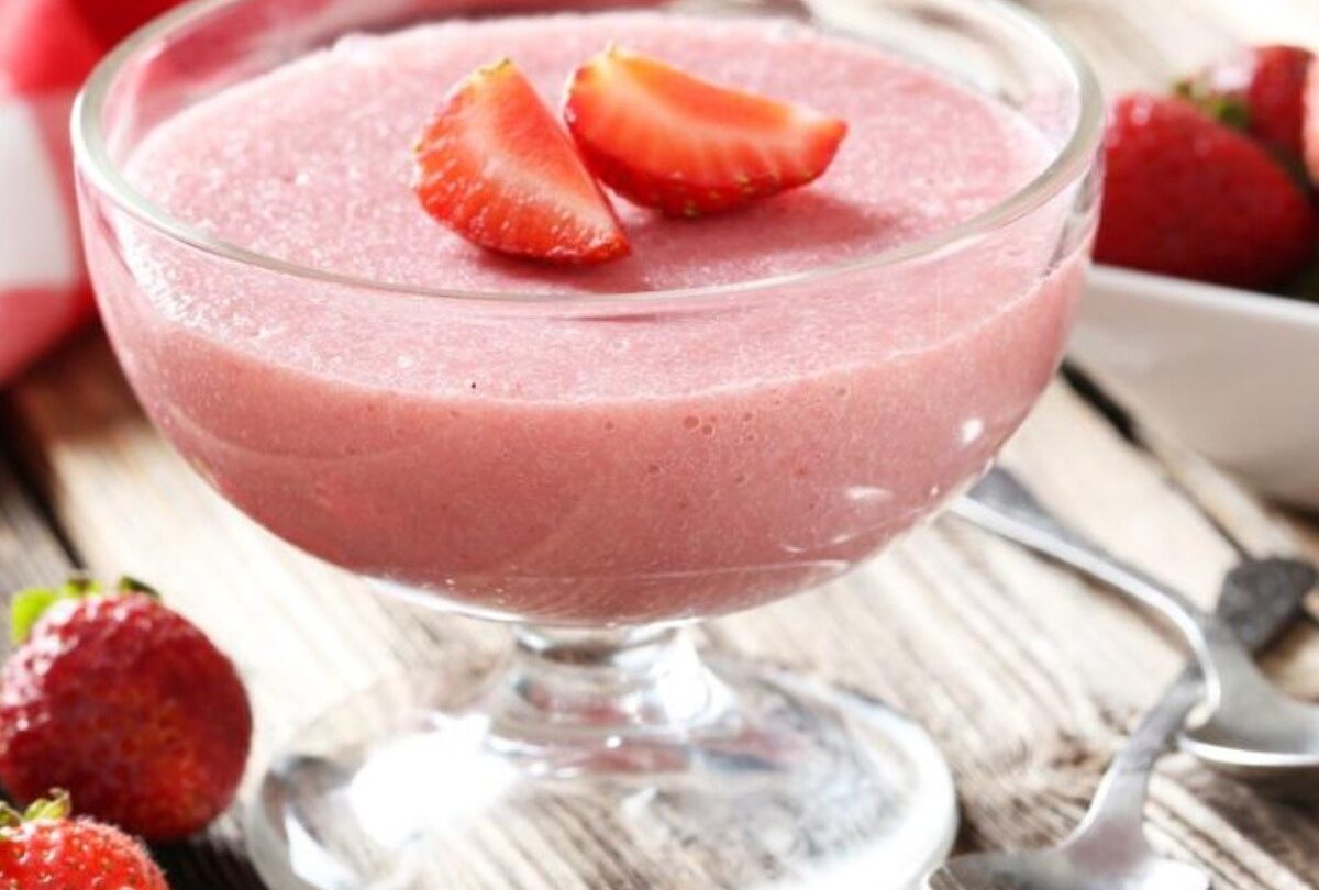 Gelatina de fresa con leche condensada postre casero sencillo |