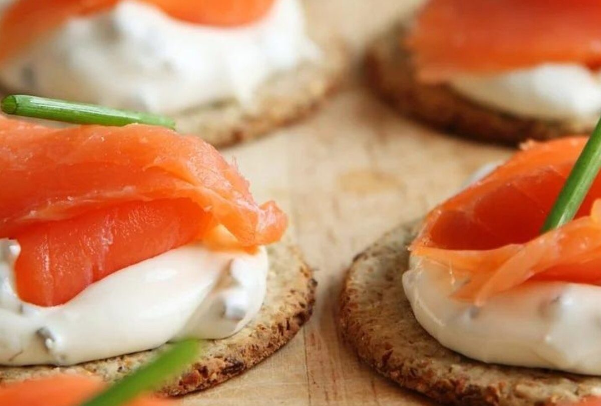 Galletas habaneras con salmón y queso Philadelphia para botanear |