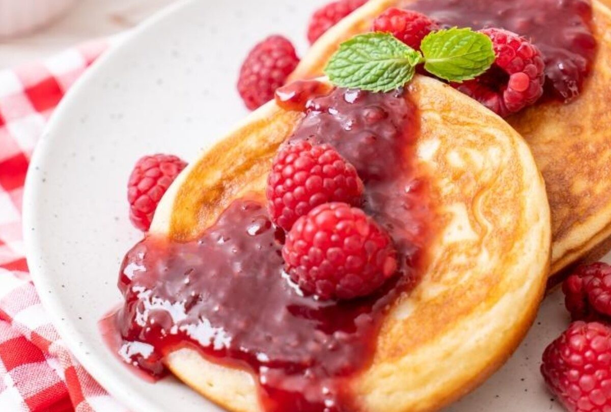 Hot cakes con harina de coco y salsa de frutos rojos para desayunar |