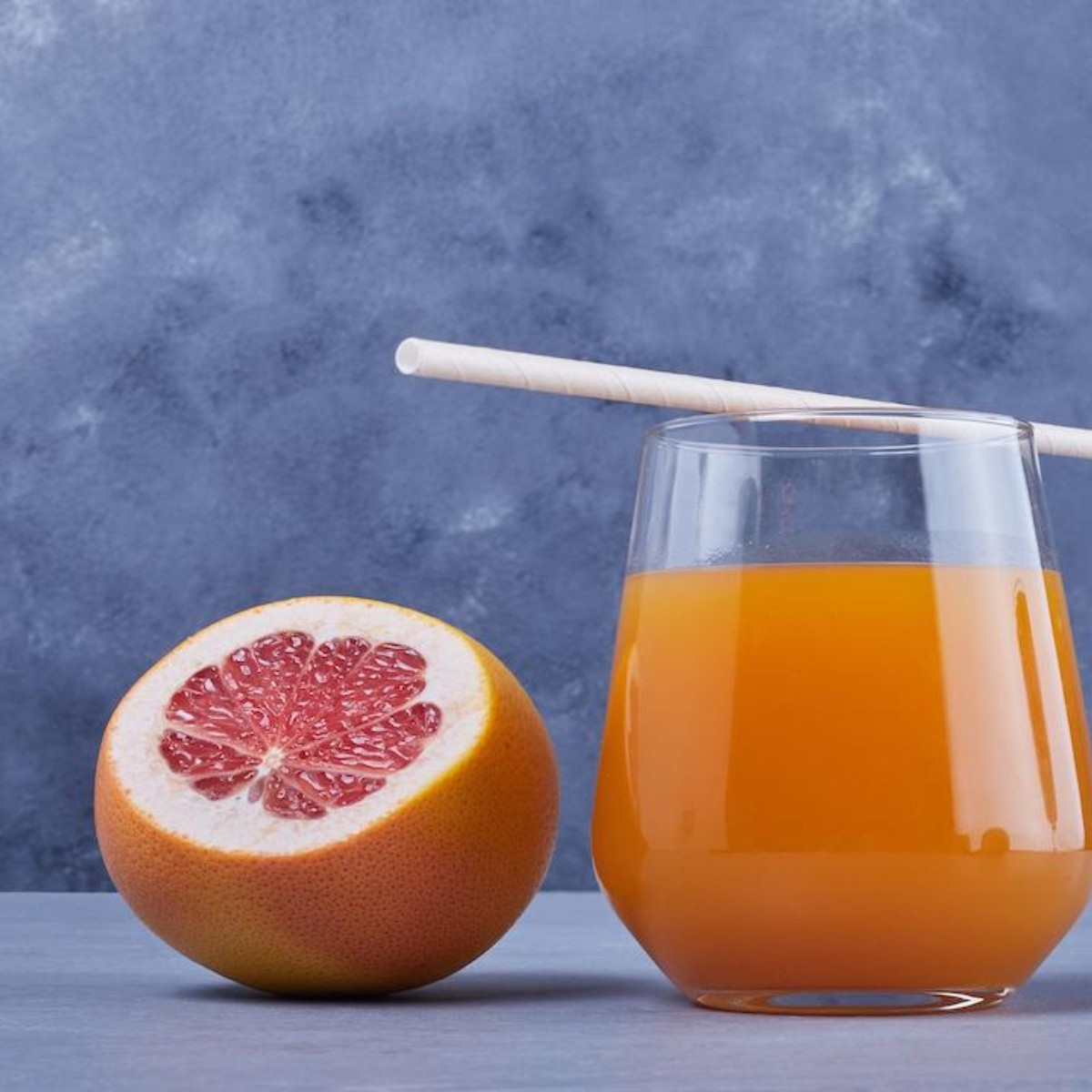 Beneficios del jugo de toronja para tu salud si te lo tomas en ayunas