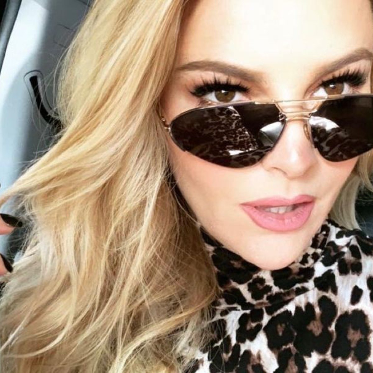 Conquista Marjorie de Sousa con sexy look primaveral ¡qué piernas!