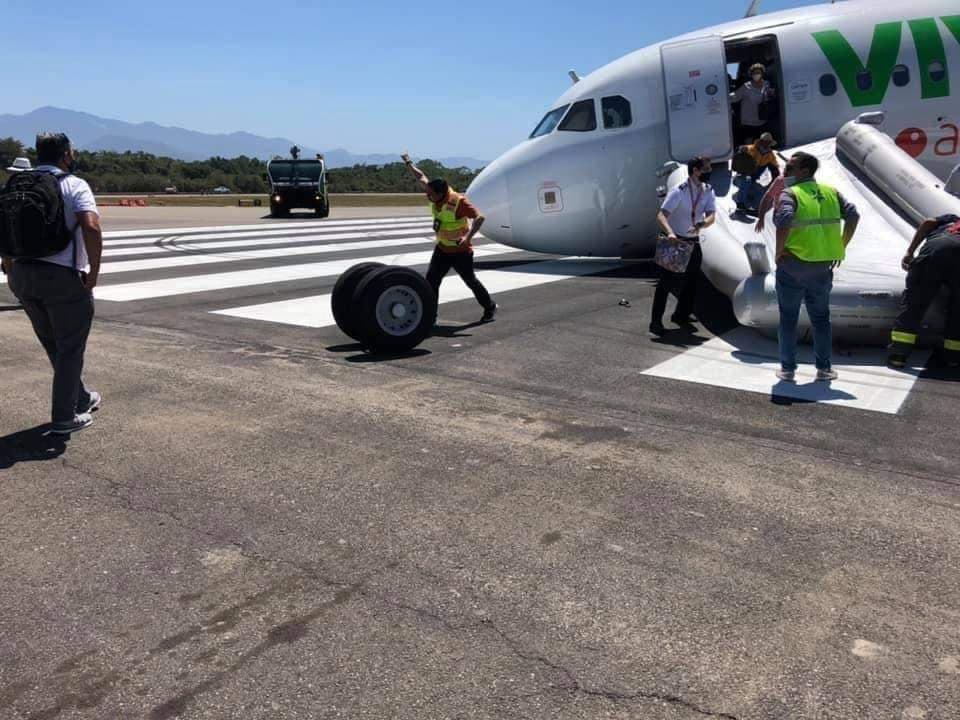 Airbus de VivaAerobus colapsa en aeropuerto de Puerto Vallarta