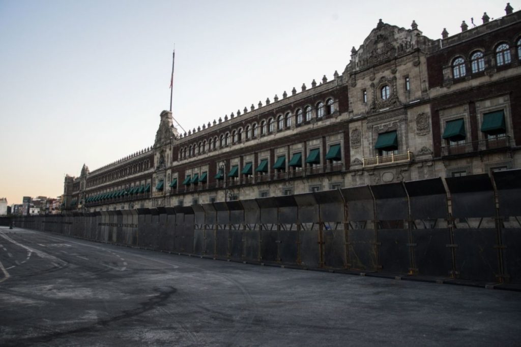 Palacio Nacional amurallado en víspera del 8M; ‘ojalá así protegiera a la mujer’ opinan