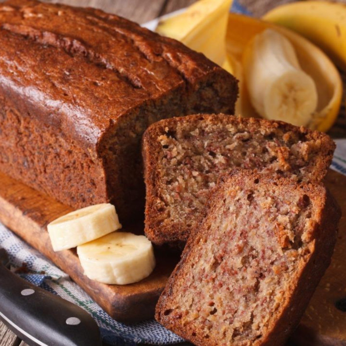 Pan de plátano con mantequilla y nuez, receta casera y fácil