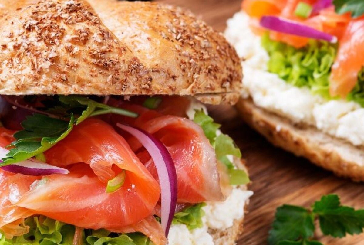 Receta para hacer sándwiches con salmón queso y vegetales |