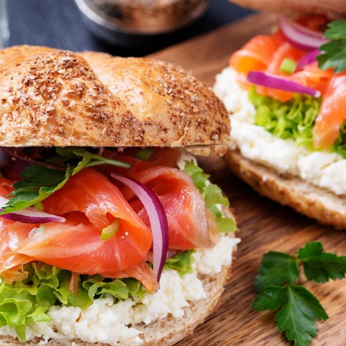 Receta para hacer sándwiches con salmón, queso y vegetales