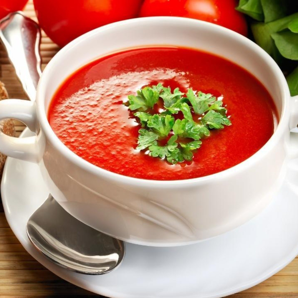 Sopa de tomate receta casera con albahaca, fácil y rápida