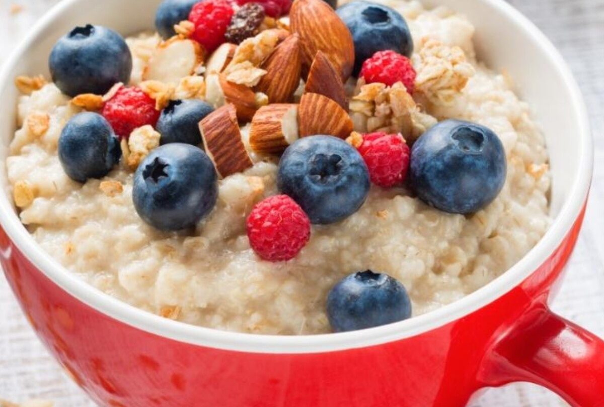 Avena cocida con leche y frutas para desayuno saludable |