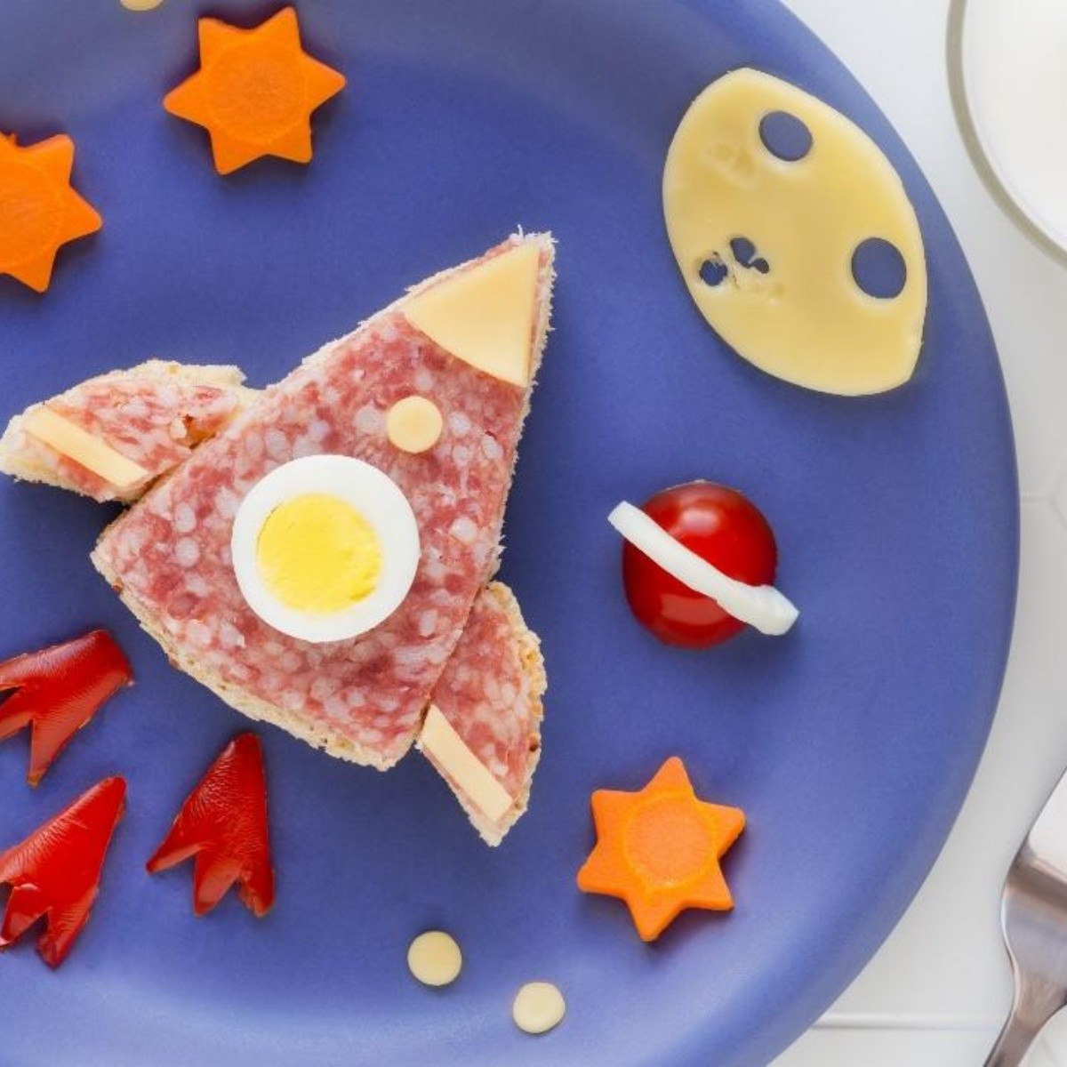 Desayuno saludable para niños: sándwich en forma de nave espacial