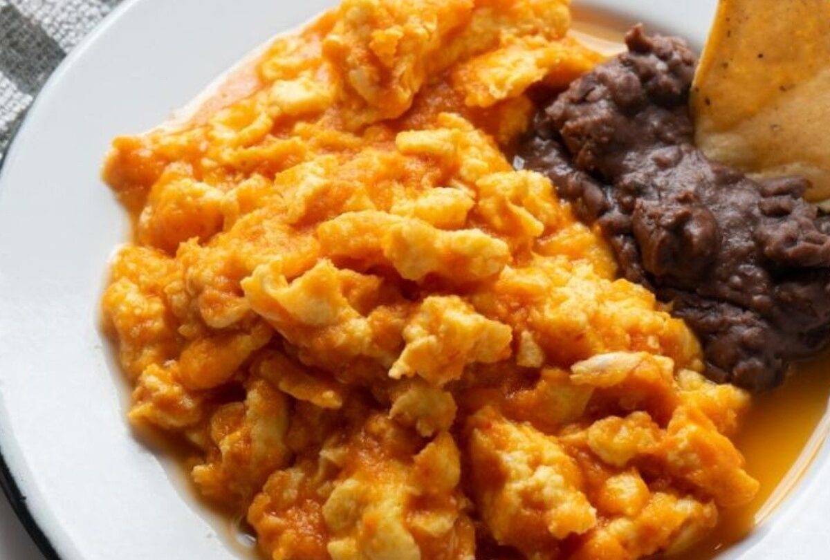 Desayuno mexicano huevo revuelto en salsa roja con chile serrano |