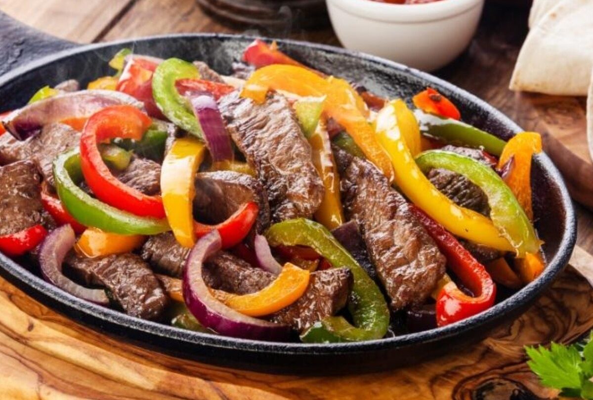 Fajitas de carne de res a la mexicana con chile morrón y cebolla |