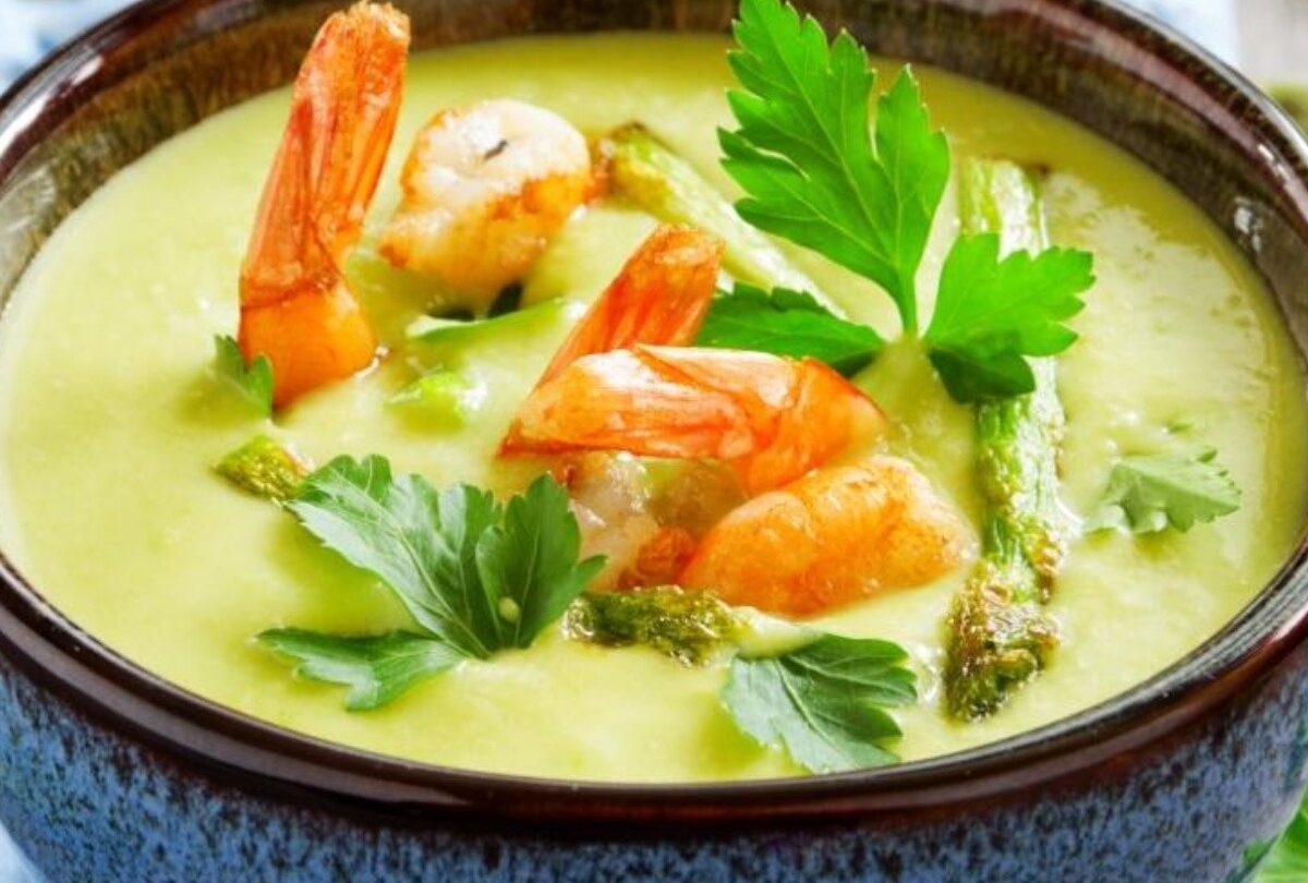 Crema de espárragos con camarones salteados a la mantequilla |