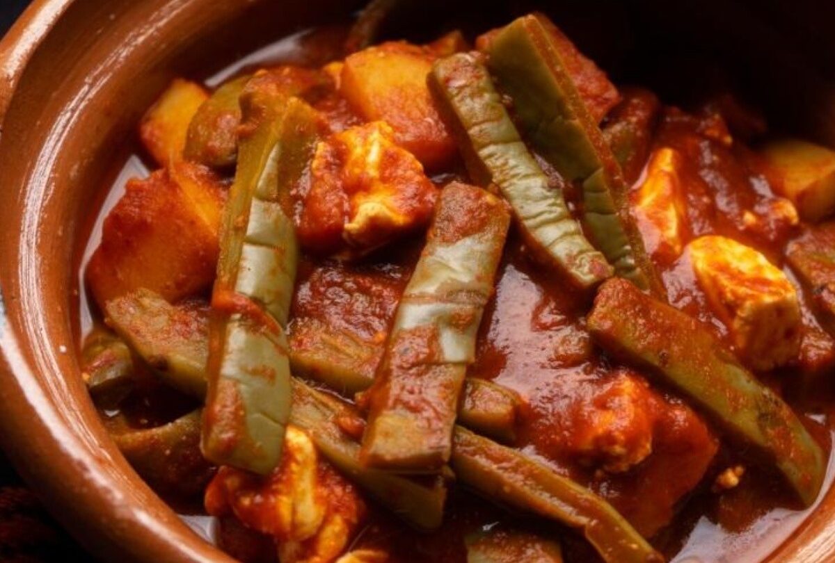 Nopales con chile guajillo y papa en caldo de jitomate receta fácil |