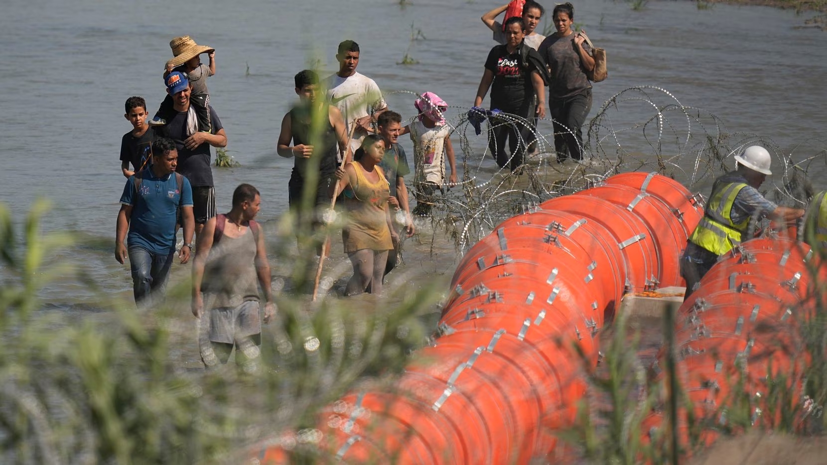 Casi 80% de las boyas que puso Texas para anti inmigrantes se ubican en México