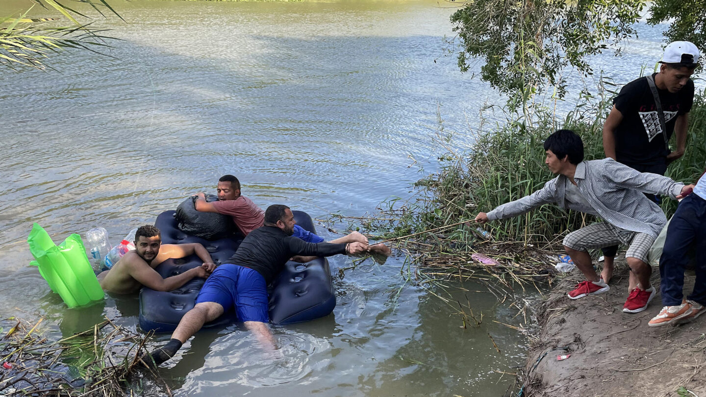 Desesperación y obstáculos El desafío de cruzar el río Bravo para los migrantes que buscan ingresar a Estados Unidos |