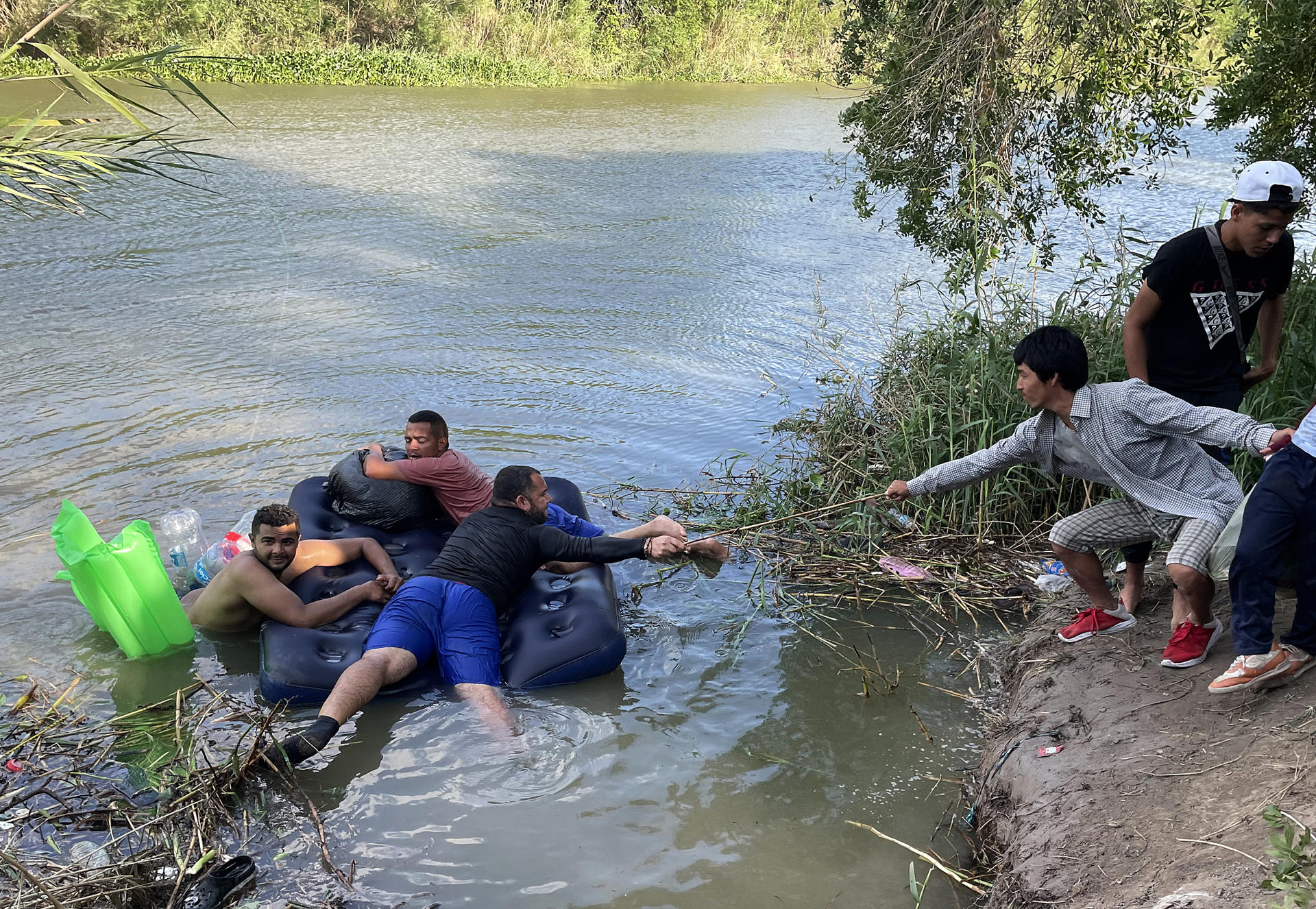 Desesperación y obstáculos: El desafío de cruzar el río Bravo para los migrantes que buscan ingresar a Estados Unidos