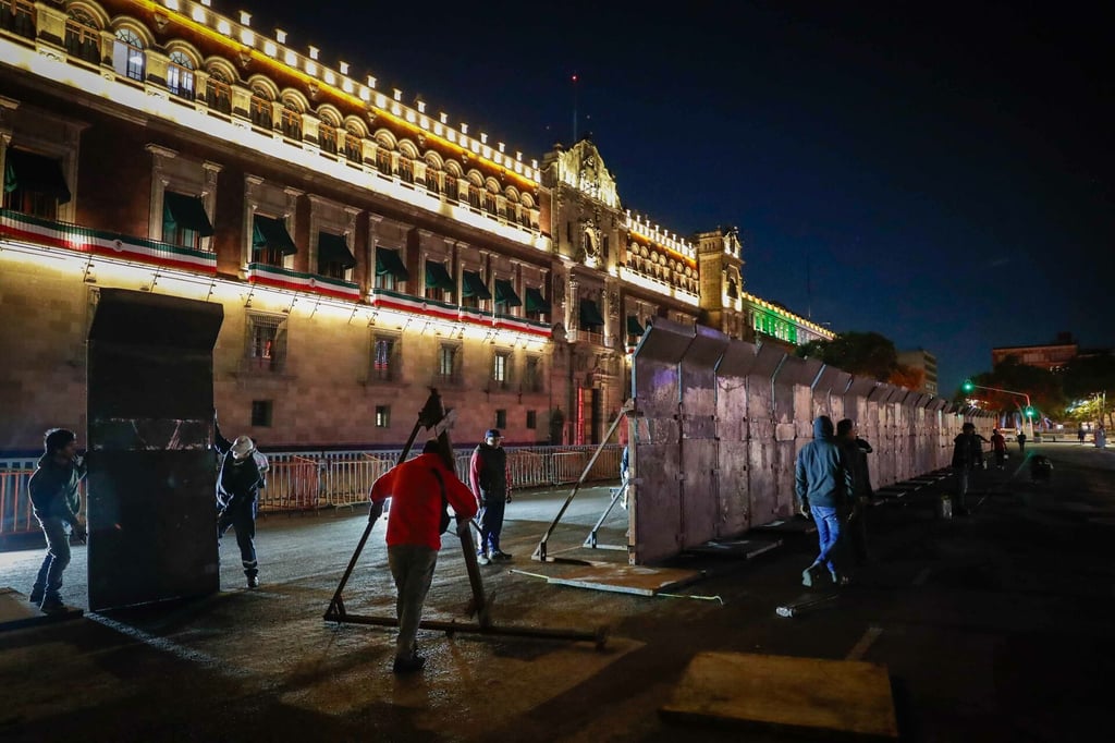 Policía protege Palacio Nacional en el aniversario de la desaparición de los 43 normalistas de Ayotzinapa