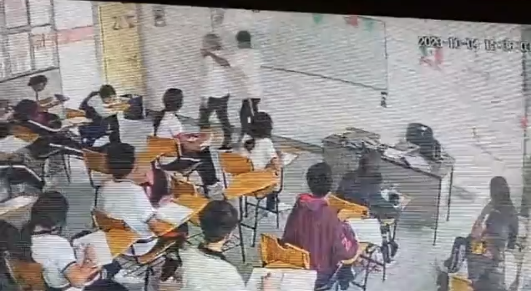 Alumno apuñala a su maestra en Secundaria de Coahuila.|VIDEO