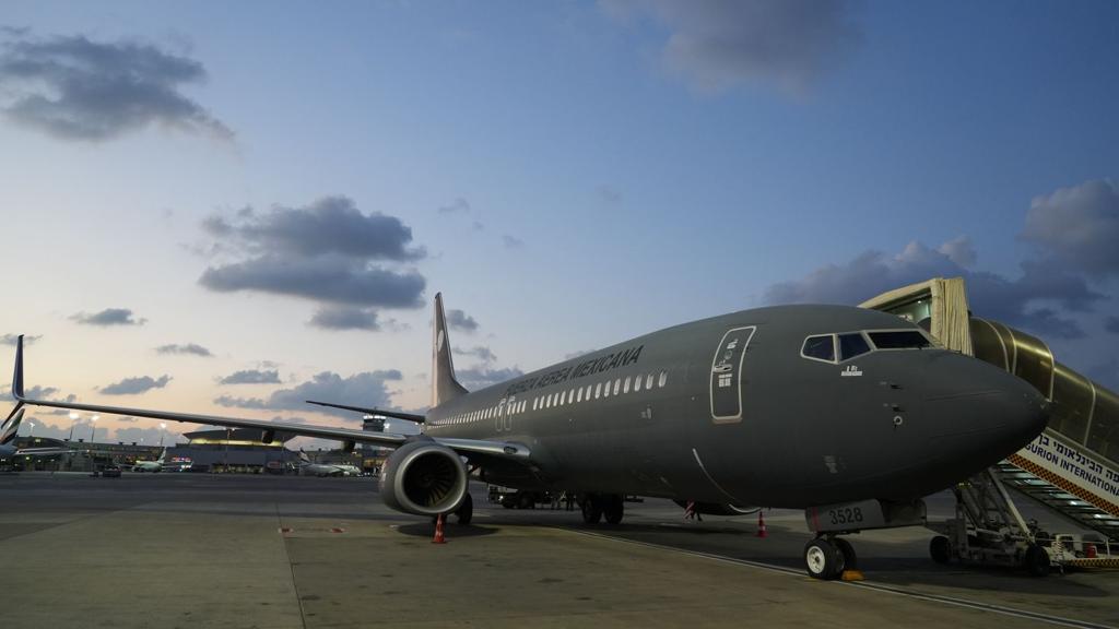 Avión del ejercito llega a Tel Aviv, Israel en busca de mexiacanos.