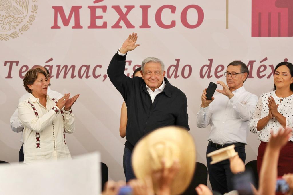 El Presidente López Obrador y la Gobernadora Delfina Gómez anuncian aumento en pensión para adultos mayores, durante gira por el Estado de México