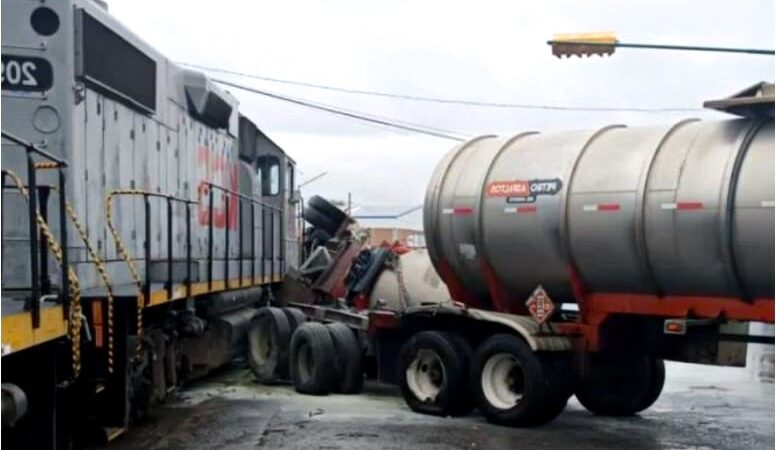 Intenta ganarle a ferrocarril y choca | VIDEO