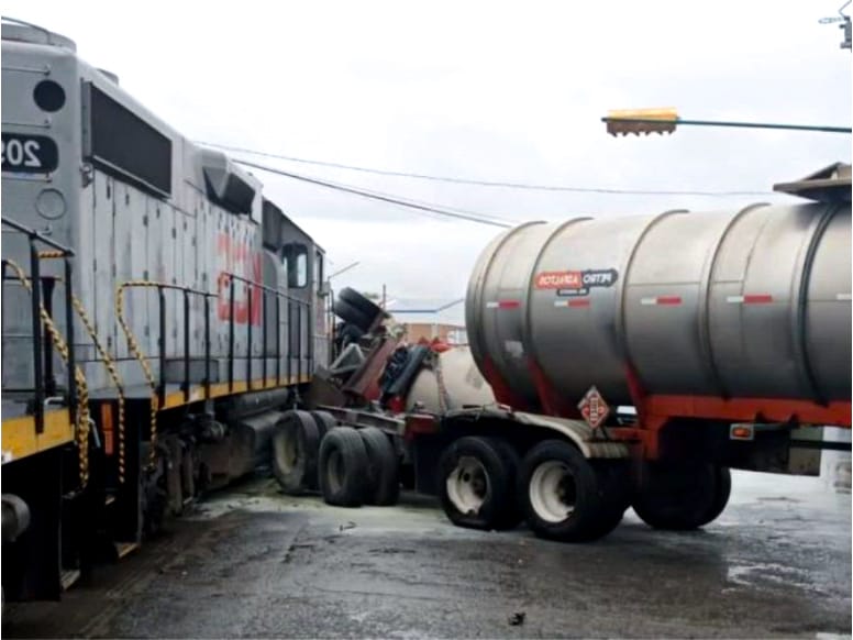 Intenta ganarle a ferrocarril y choca | VIDEO