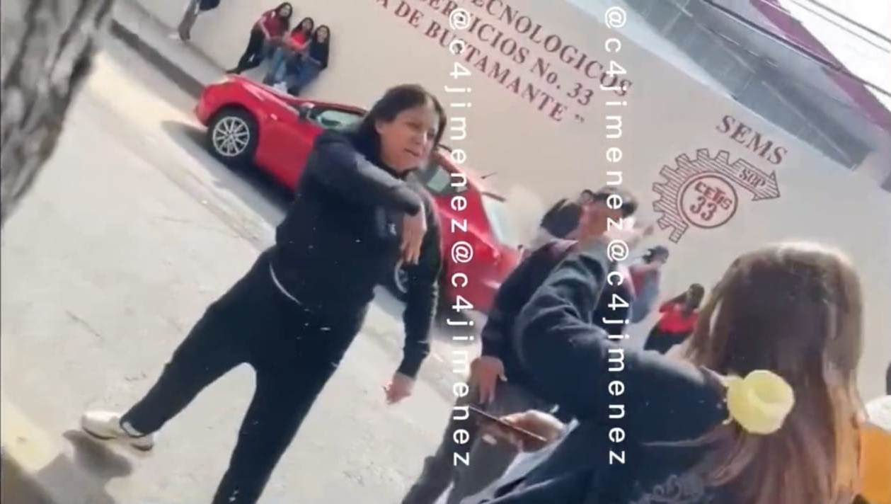 Mujer agrede a estudiante de CETIS y ella termina golpeada por todas| VIDEO