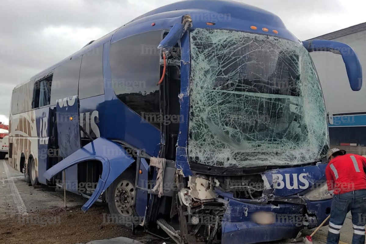 Accidente de autobús deja 12 personas lesionadas en la carretera a Aguascalientes