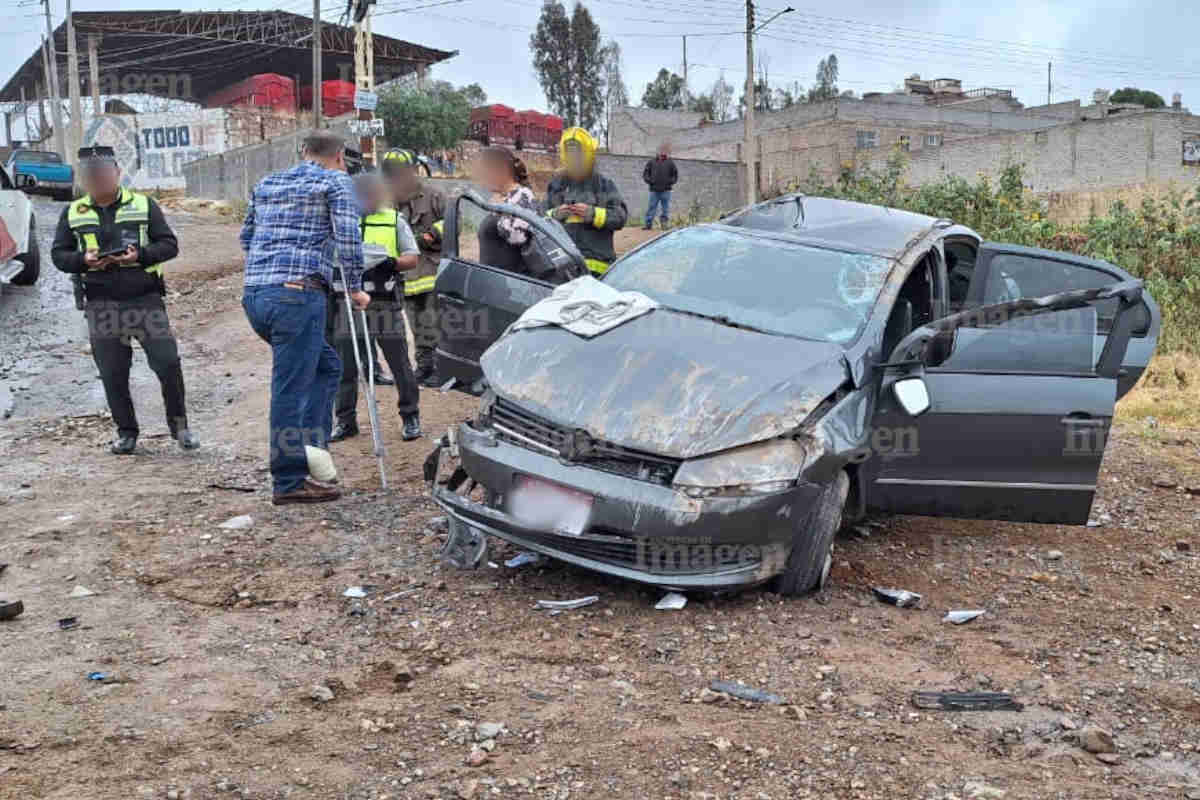 Accidente en el libramiento de Tránsito Pesado: automóvil pierde el control y sale volando debido al exceso de velocidad y suelo mojado