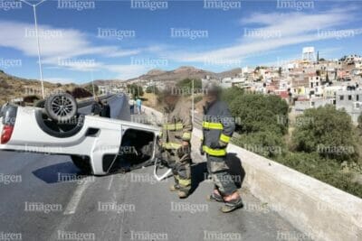 Accidente en el libramiento de Tránsito Pesado deja a conductor hospitalizado tras volcadura