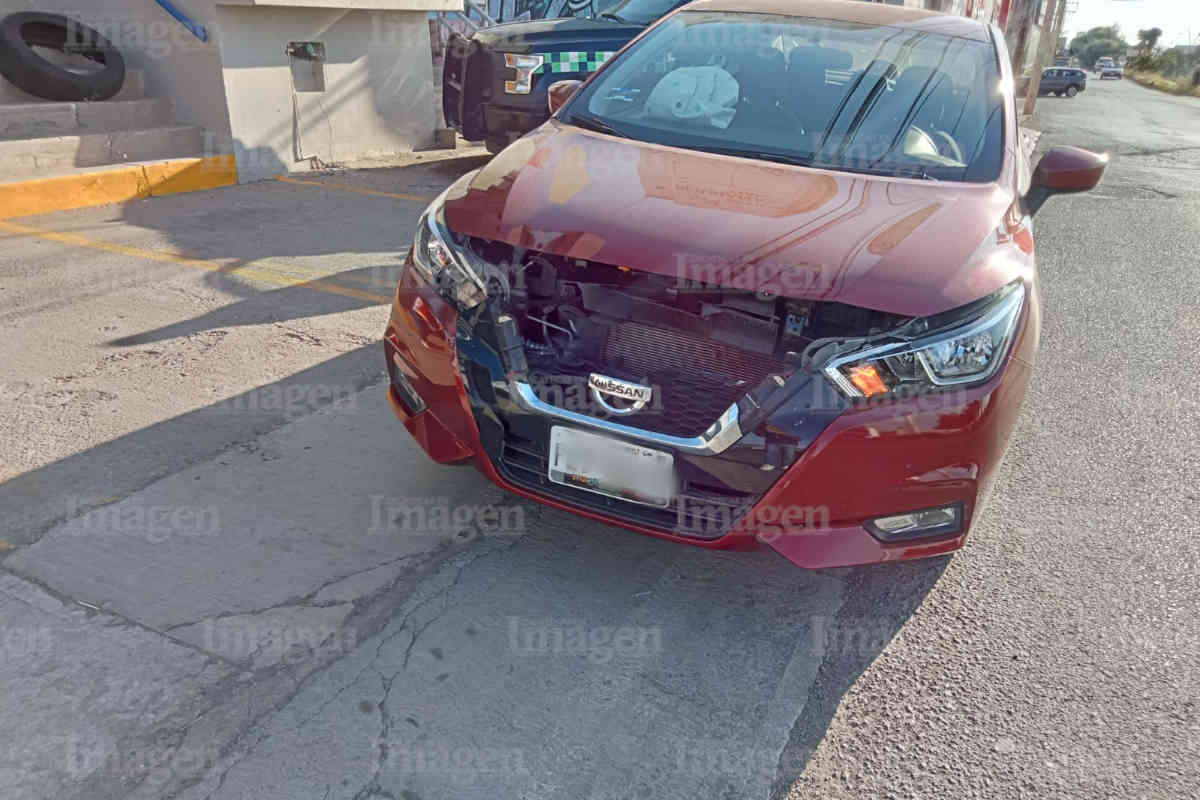 Accidente en la calzada Revolución Mexicana deja a una joven lesionada debido a un coque entre dos vehículos