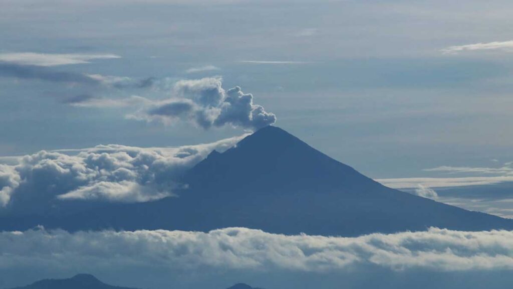 Actividad intensa en el volcán Popocatépetl: emisión de fumarola y aumento de exhalaciones