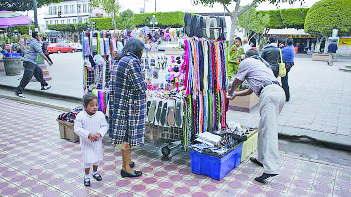 Ambulantes de San Juan del Río ganan primer round, en Jardín Independencia