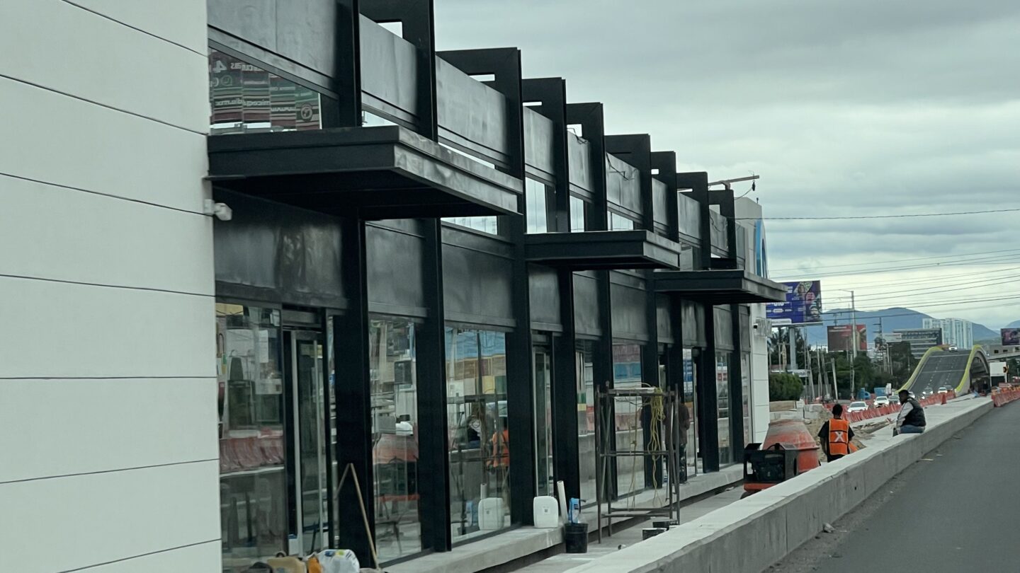AMEQ avanza en el equipamiento de estaciones de Qrobús en Querétaro |