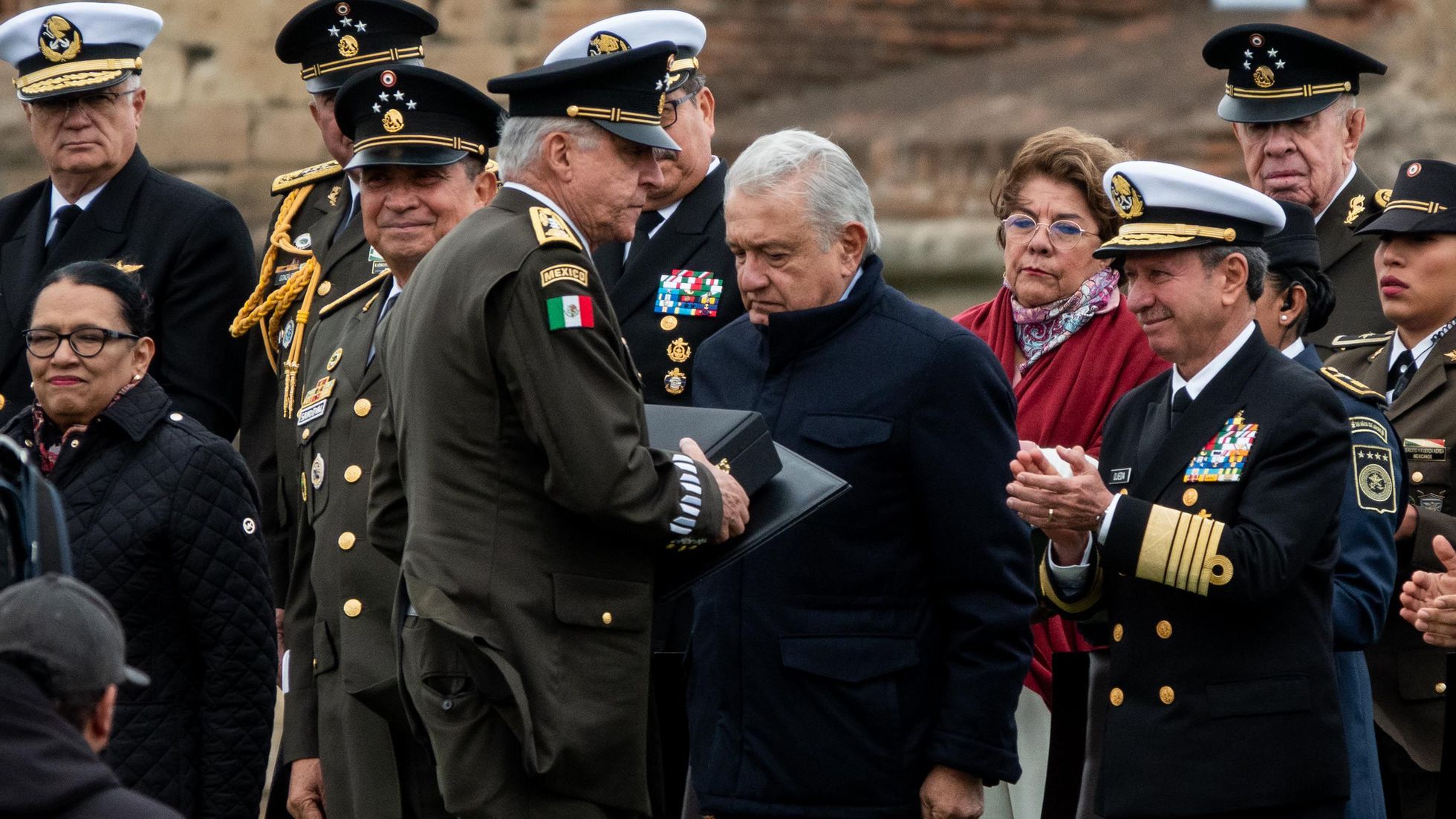 AMLO condecora al general Salvador Cienfuegos: ¿Un reconocimiento merecido o una polémica decisión?