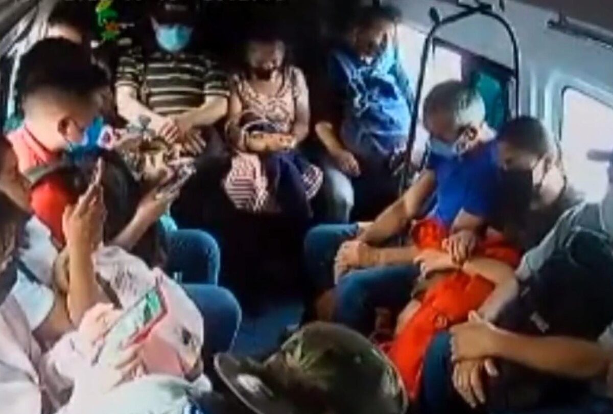 Asaltante roba a pasajeros de combi y envía solicitud de amistad a una víctima |
