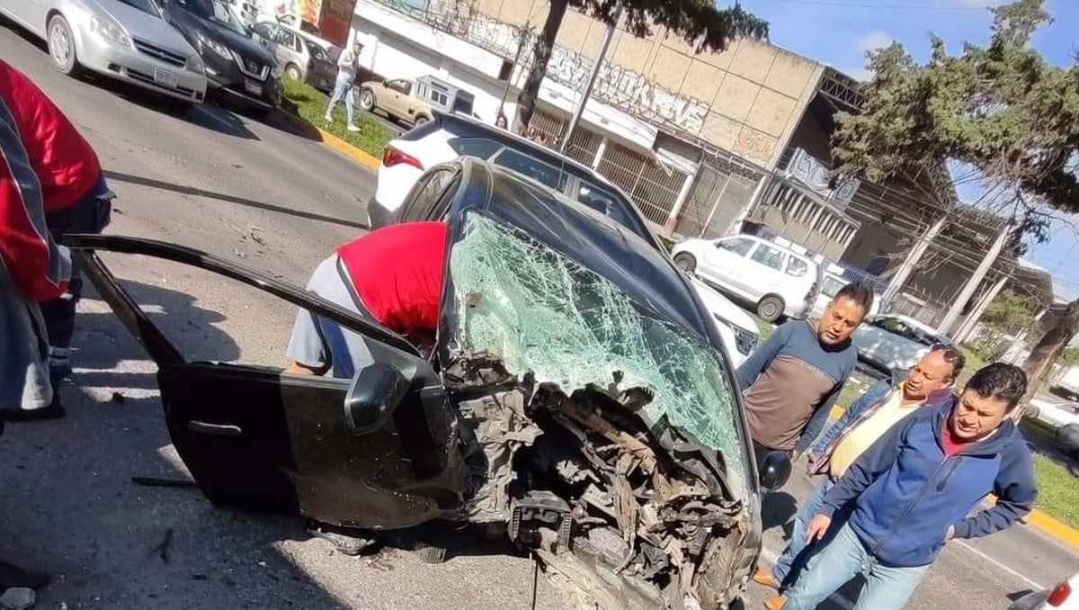 Automovilista provoca accidente por exceso de velocidad, en Paseo Tollocan