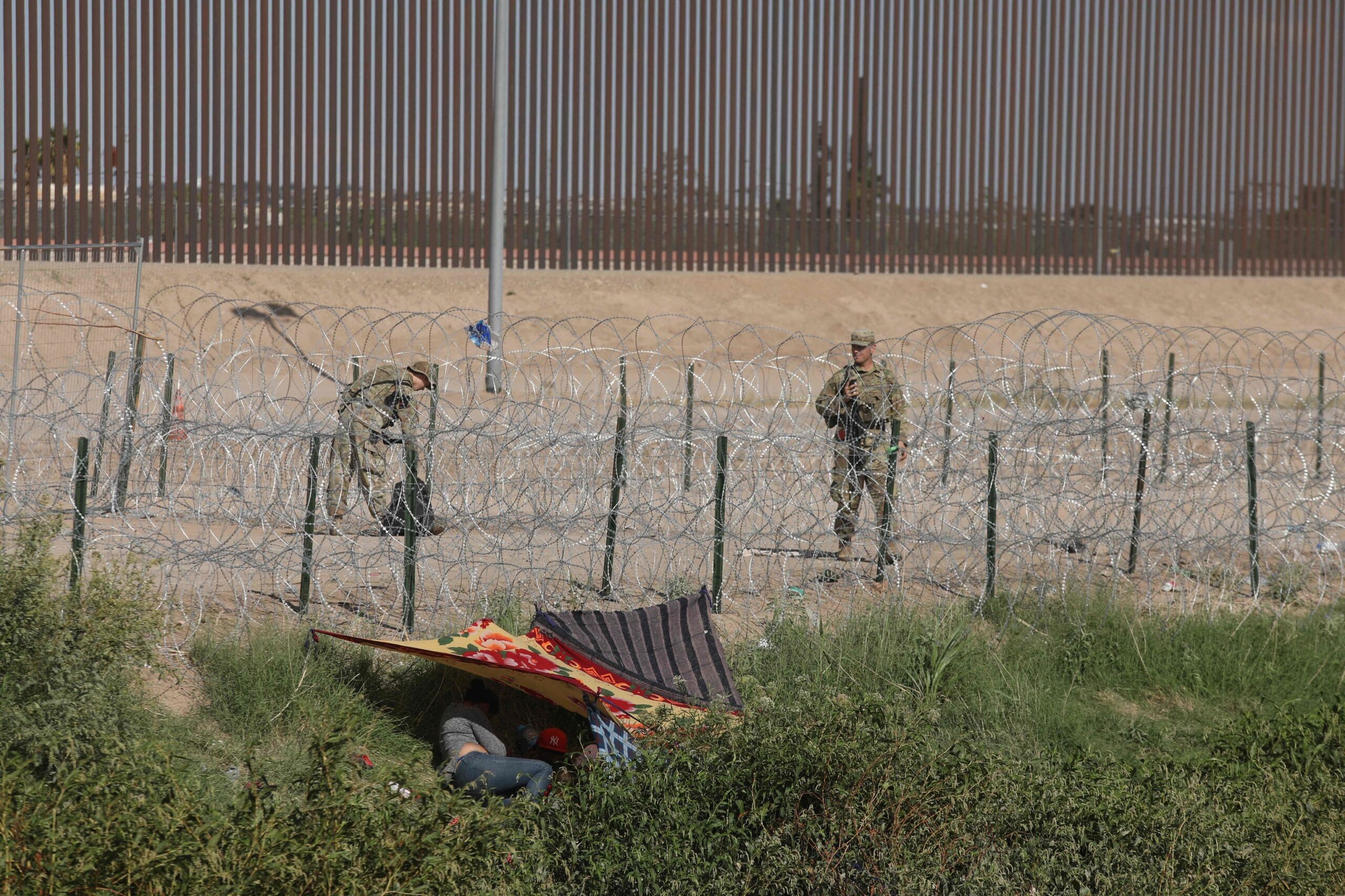 Biden afirma que el muro con México no es efectivo y se ve obligado a reforzarlo