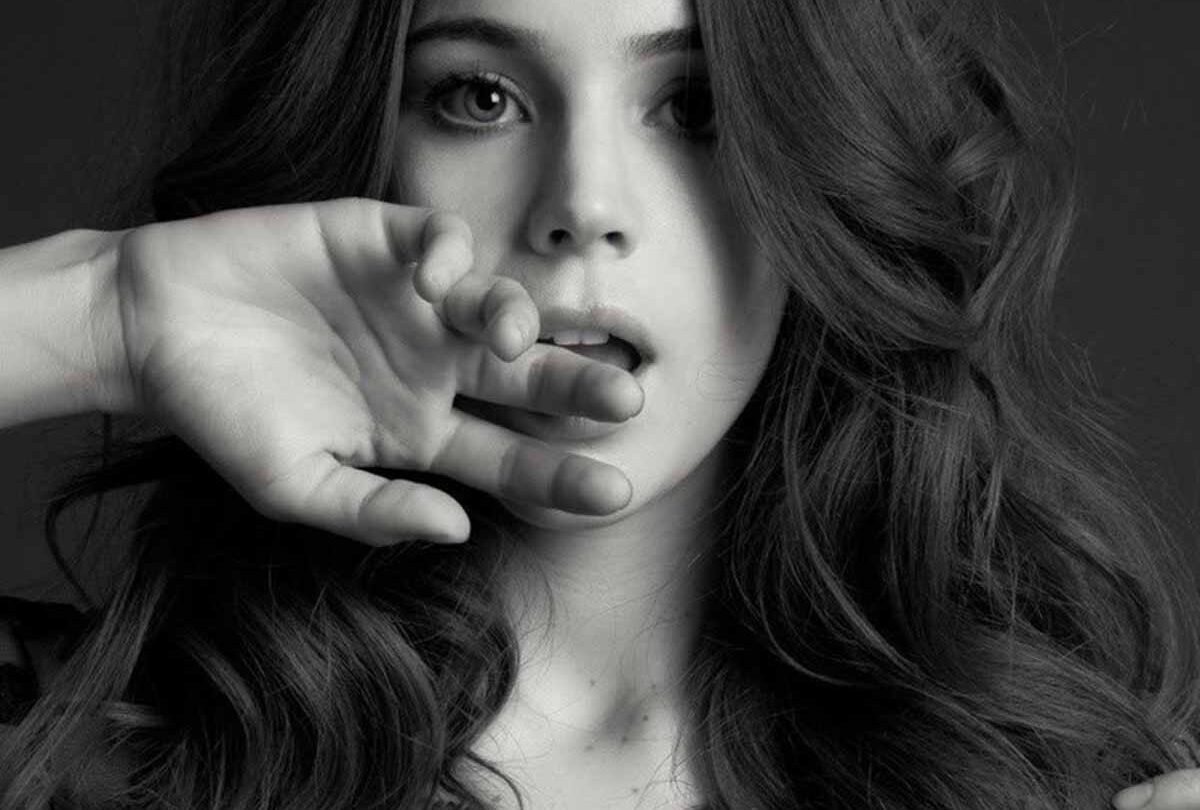 Camila Sodi seduce las redes al posar desnuda |